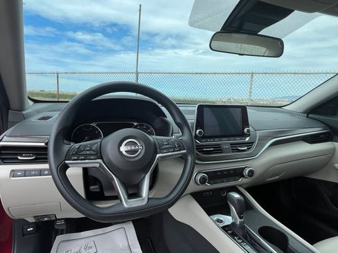Used 2025 Nissan Altima 2.5 SV FWD image 33