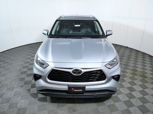 Used 2020 Toyota Highlander XLE AWD/4WD image 3