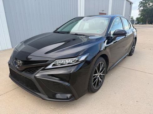 Used 2021 Toyota Camry SE FWD image 3