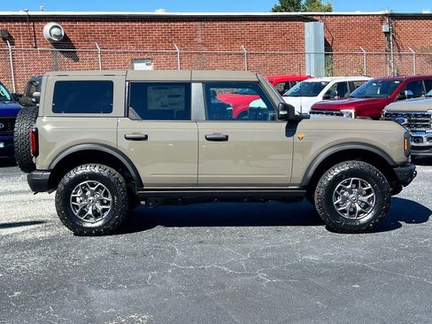 New 2025 Ford Bronco Badlands image 6