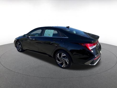Used 2025 Hyundai Elantra Limited image 10