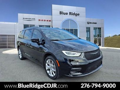 Used 2024 Chrysler Pacifica Touring-L w/ S Appearance Package