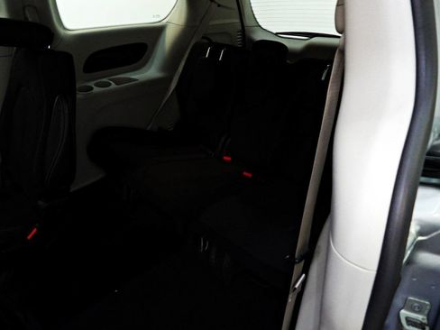 Used 2022 Chrysler Voyager LX FWD image 10
