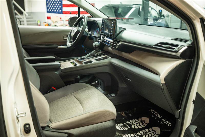 Used 2024 Toyota Sienna LE AWD/4WD image 13
