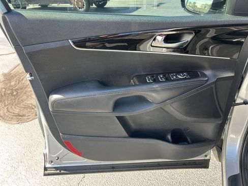Used 2019 Kia Sorento L image 3