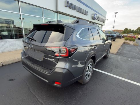 Certified 2025 Subaru Outback Premium image 3