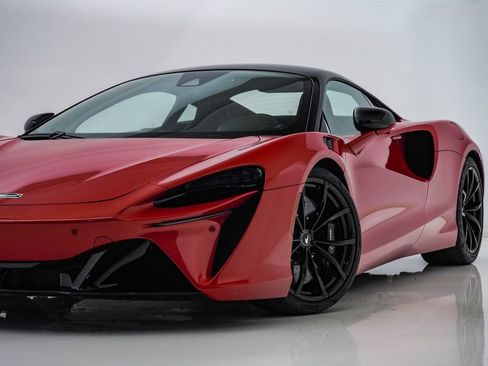 Used 2023 McLaren Artura RWD image 2