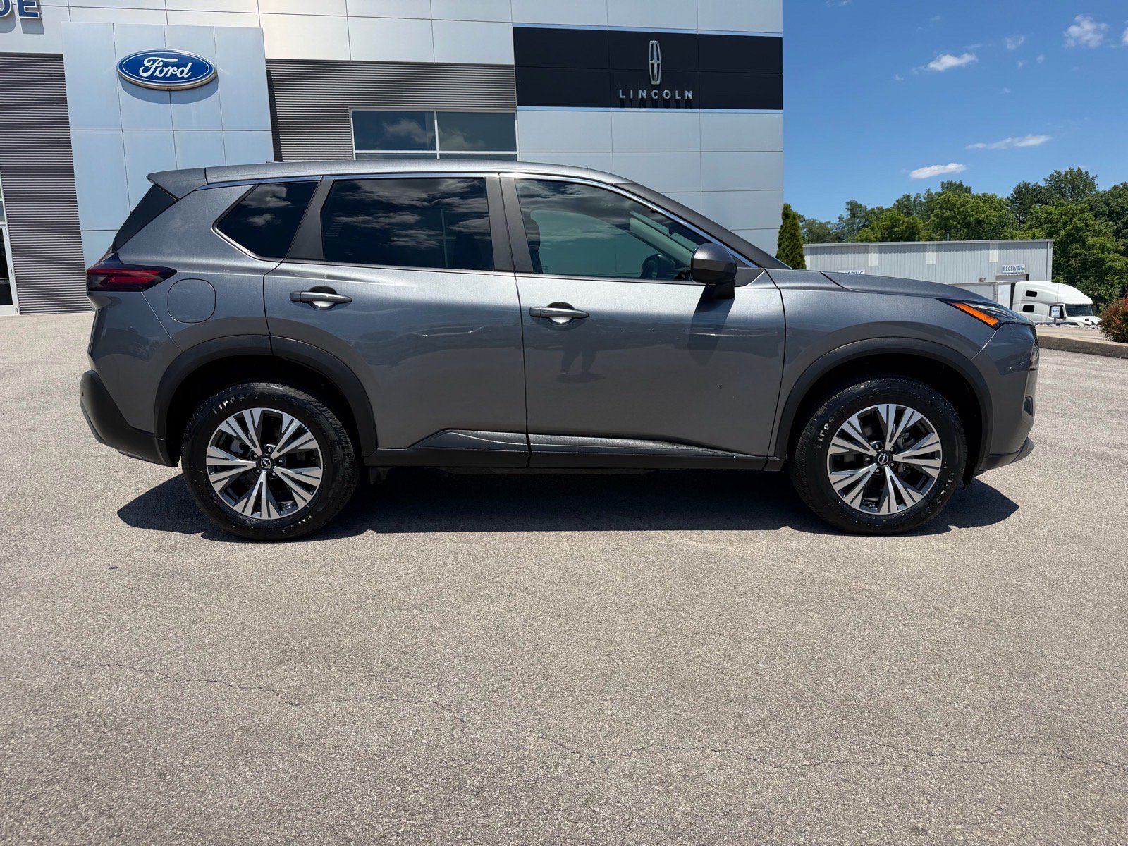 Used 2023 Nissan Rogue SV AWD/4WD image 16