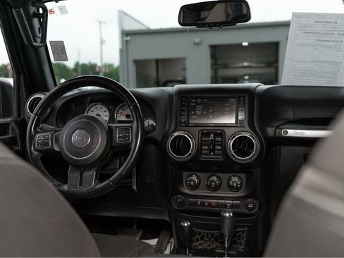 Used 2017 Jeep Wrangler Unlimited Sahara w/ Connectivity Group AWD/4WD image 6