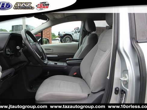 Used 2021 Toyota Sienna LE FWD image 10