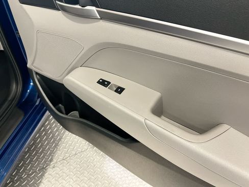Used 2020 Hyundai Elantra SE FWD image 35