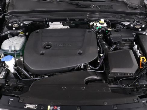 Certified 2025 Volvo XC40 B5 Plus AWD/4WD image 24