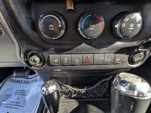 Used 2015 Jeep Wrangler Unlimited Rubicon image 21