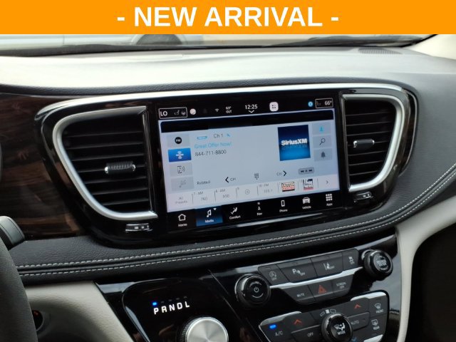 Used 2024 Chrysler Pacifica Limited FWD image 23