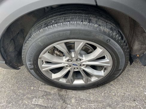 Used 2022 Ford Explorer XLT w/ Equipment Group 202A image 7