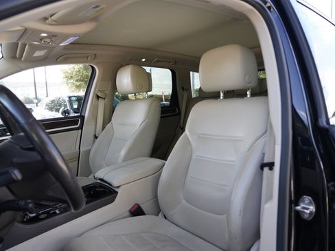 Used 2016 Volkswagen Touareg Sport AWD/4WD image 10