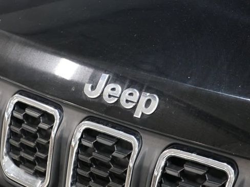 Used 2025 Jeep Compass Latitude w/ Sun & Sound Group AWD/4WD image 10