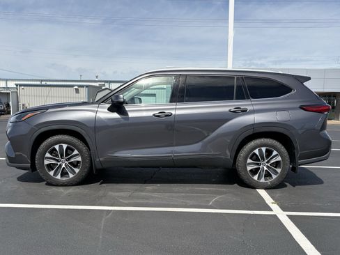 Used 2022 Toyota Highlander XLE image 2
