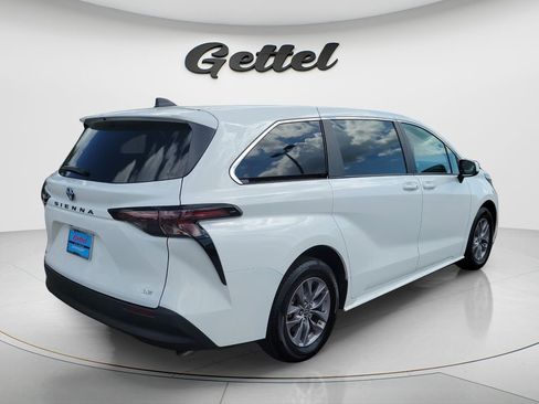 Certified 2025 Toyota Sienna LE image 4