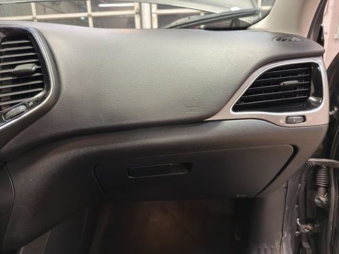 Used 2022 Jeep Cherokee Limited image 24