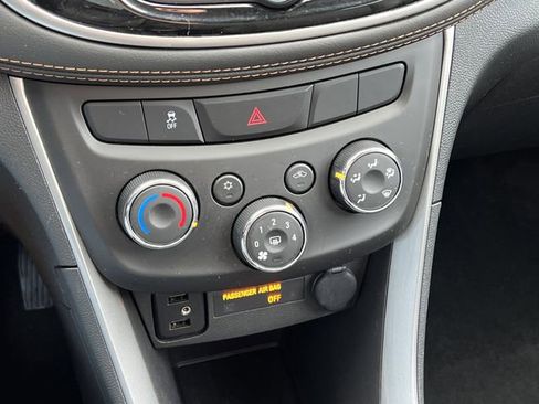 Used 2022 Chevrolet Trax LT w/ LT Convenience Package image 29