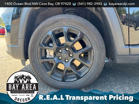 Used 2025 Jeep Compass Latitude w/ Convenience Group AWD/4WD image 10