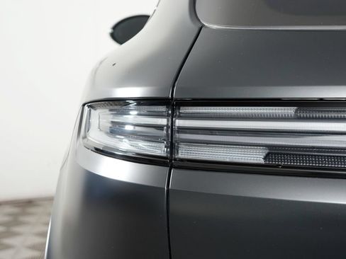 Certified 2024 Porsche Cayenne Turbo AWD/4WD image 15
