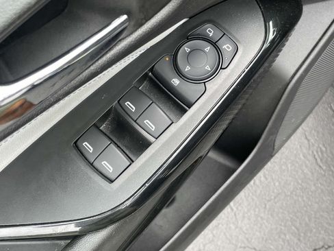 Used 2025 Chevrolet Trax LT w/ LT Convenience Package FWD image 17