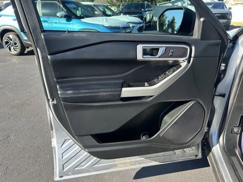 Used 2022 Ford Explorer XLT image 12