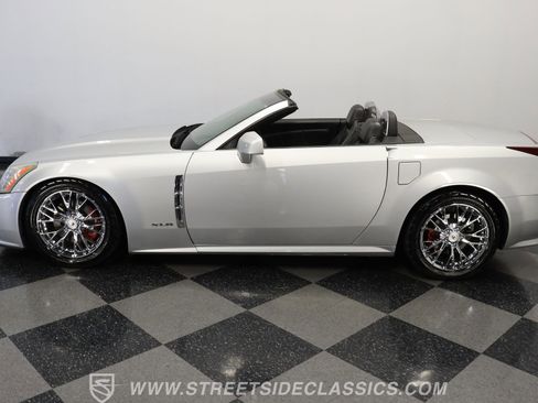 Used 2009 Cadillac XLR image 2
