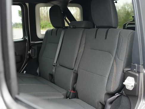 Used 2024 Jeep Wrangler Unlimited image 21