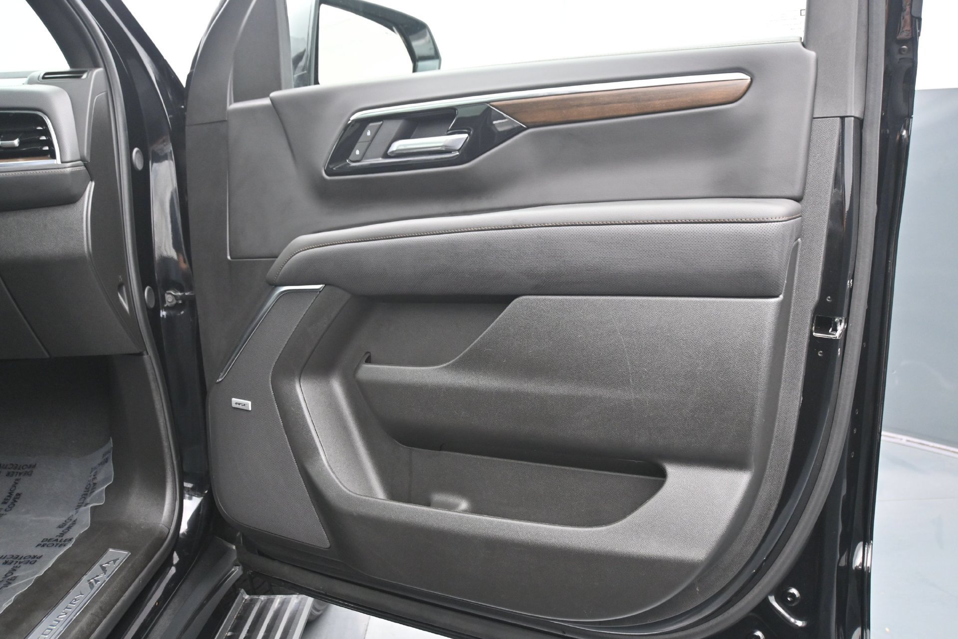 Used 2025 Chevrolet Suburban High Country AWD/4WD image 12