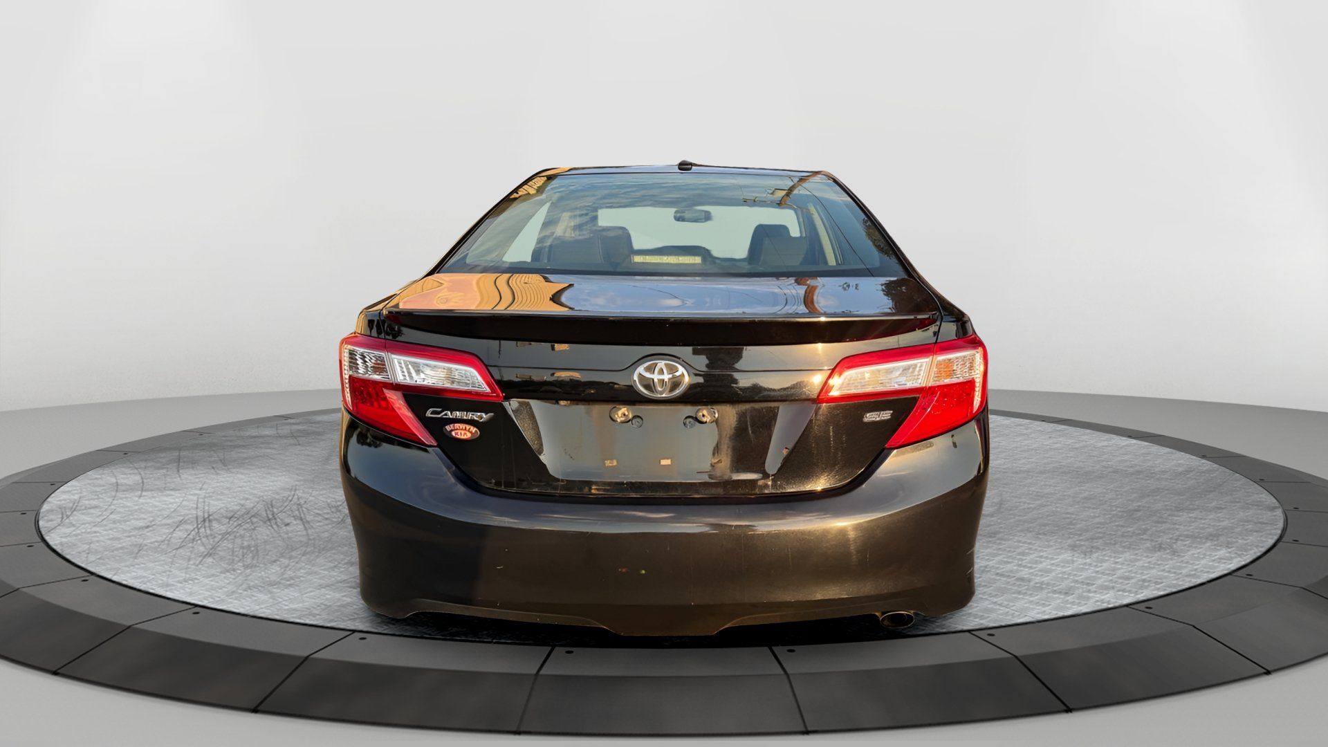 Used 2012 Toyota Camry SE w/ Leather Pkg FWD image 5