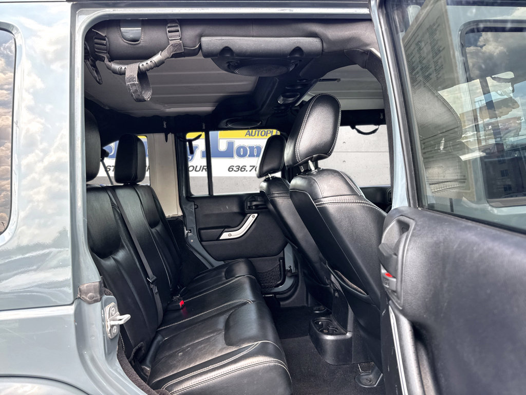 Used 2014 Jeep Wrangler Unlimited Sahara w/ Dual Top Group AWD/4WD image 8