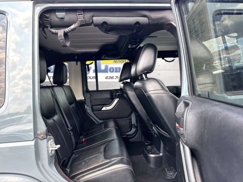 Used 2014 Jeep Wrangler Unlimited Sahara w/ Dual Top Group AWD/4WD image 8
