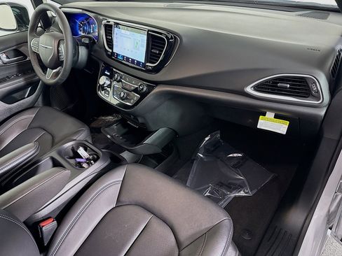 Used 2026 Chrysler Pacifica Select FWD image 28