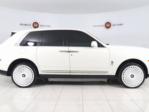 Used 2020 Rolls-Royce Cullinan image 2