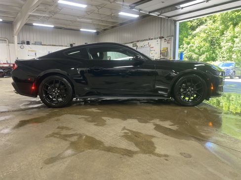 Used 2025 Ford Mustang Coupe RWD image 4