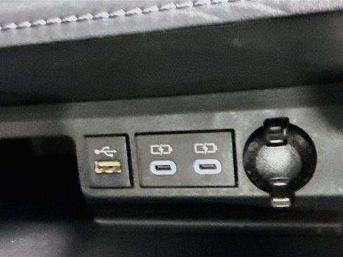 Used 2023 Toyota Highlander XLE FWD image 41