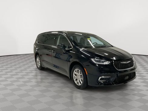 Used 2024 Chrysler Pacifica Touring-L image 12