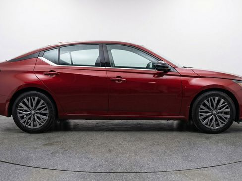 Used 2025 Nissan Altima 2.5 SV image 11