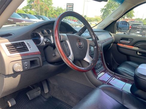 Used 2011 Cadillac Escalade 4D Sport Utility w/ Touring Package image 10