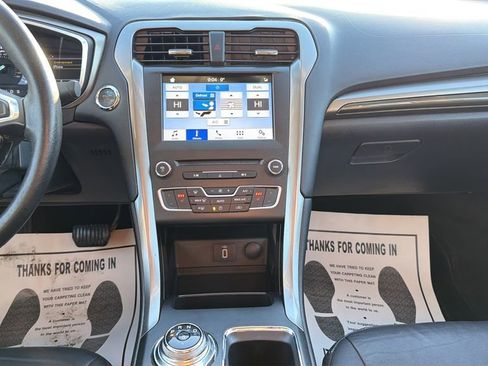 Used 2017 Ford Fusion SE w/ Fusion SE Technology Package image 14