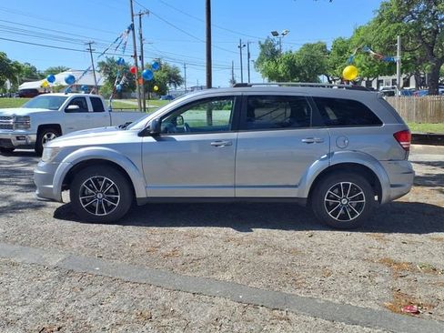 Used 2018 Dodge Journey SE w/ Connectivity Group FWD image 4