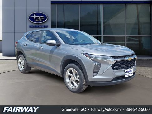 Used 2024 Chevrolet Trax LS w/ LS Convenience Package FWD image 4