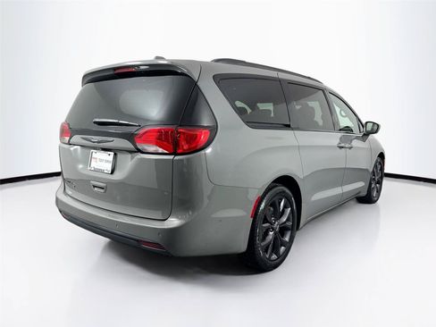 Used 2020 Chrysler Pacifica Touring-L Plus FWD image 2