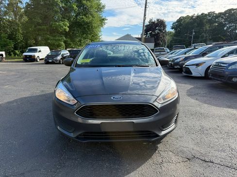 Used 2018 Ford Focus SE FWD image 2