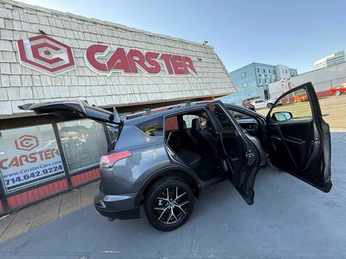 Used 2018 Toyota RAV4 SE w/ All Weather Liner Package FWD image 55