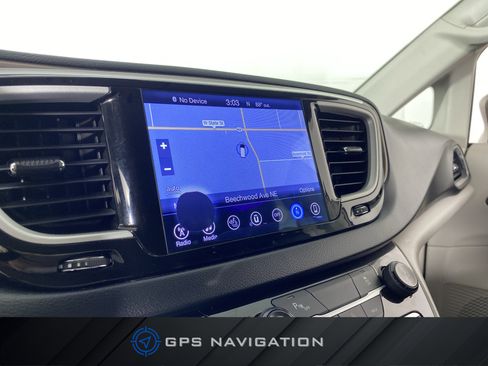 Used 2017 Chrysler Pacifica Touring-L w/ Tire & Wheel Group FWD image 2