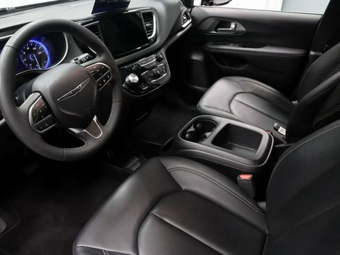 Used 2025 Chrysler Pacifica Select FWD image 23